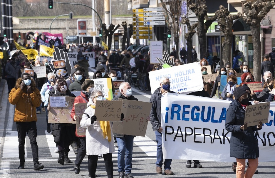 La manifestación antiracista recorriendo las calles de Iruñea. (Jagoba MANTEROLA/FOKU)