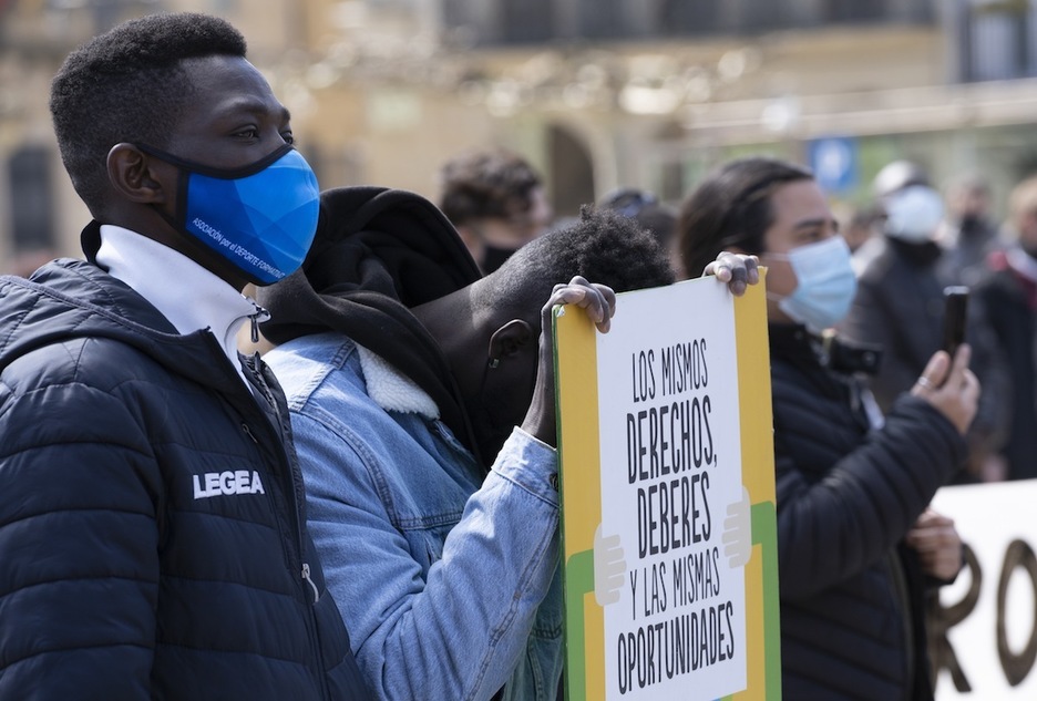 Los manifestantes han llevado sus reivindicaciones antiracistas escritas en carteles. (Jagoba MANTEROLA/FOKU)