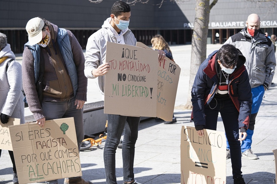 Varias personas con carteles antiracistas en la manifestación de Iruñea. (Jagoba MANTEROLA/FOKU)