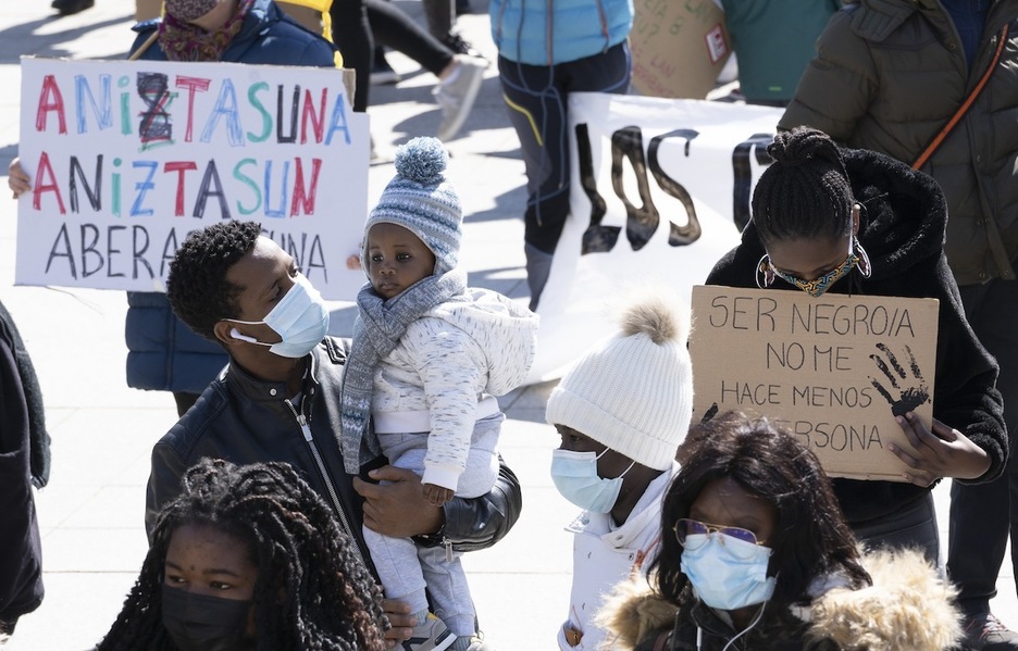 Un manifestante porta un cartel a favor de la diversidad. (Jagoba MANTEROLA/FOKU)