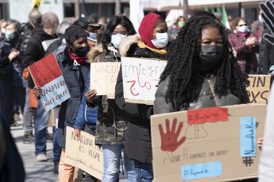 Las manifestantes han llevado sus reivindicaciones antiracistas escritas en carteles. (Jagoba MANTEROLA/FOKU)