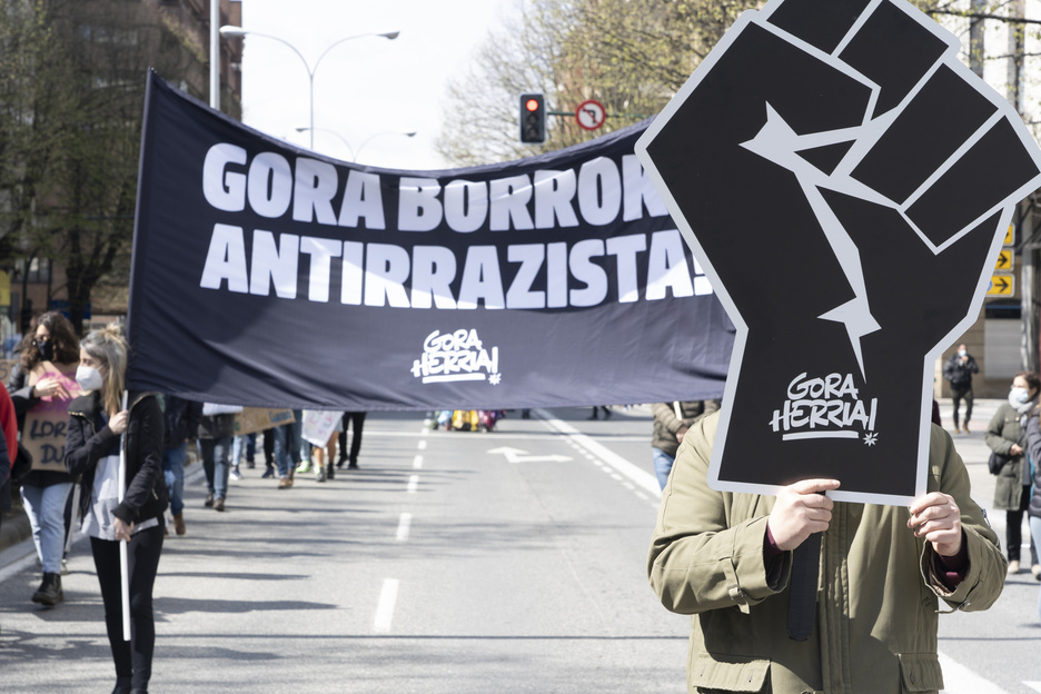 La dínamica Gora Herria de Sortu también se ha sumado a la manifestación antiracista de Iruñea. (Jagoba MANTEROLA/FOKU)