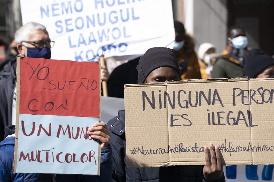 Dos personas portando carteles con reivindicaciones en la manifestación antirracista de Iruñea. (Jagoba MANTEROLA/FOKU)