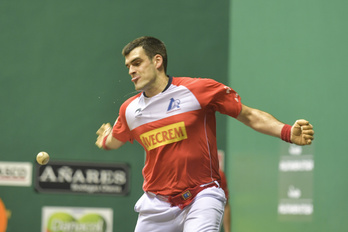 Joseba Ezkurdia, pilota astintzeko unean (Idoia ZABALETA / FOKU)