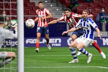 Remate de Luis Suárez ante Lejeune. (Javier SORIANO / AFP)