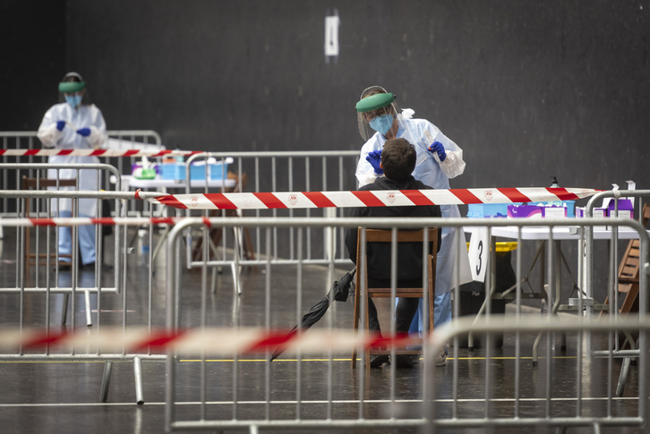 Imagen del cribado realizado hace unos meses en el frontón de Zumaia.     (Gorka RUBIO I FOKU)
