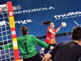 Carmen Martín, que ha marcado seis goles, prepara un disparo ante Carratú. (@RFEBalonmano)
