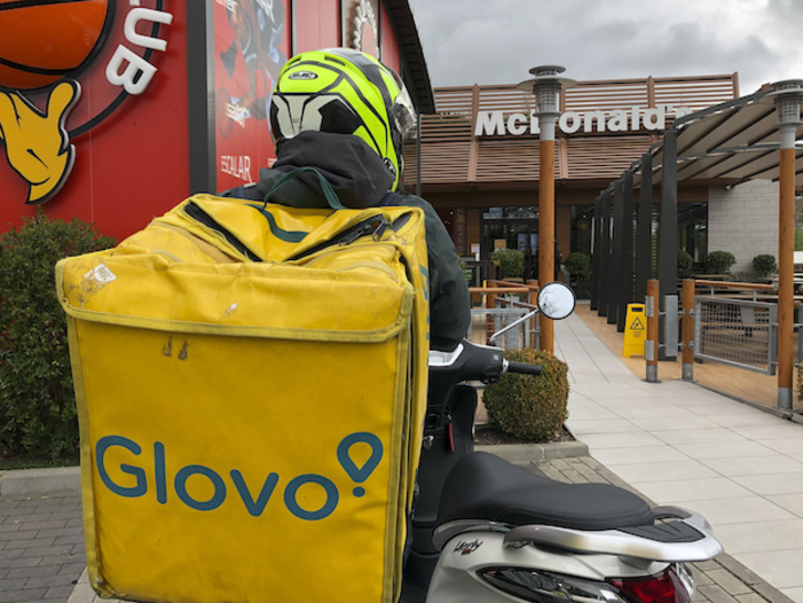 Un repartidor de Glovo en Gasteiz. (Raul BOGAJO/FOKU)