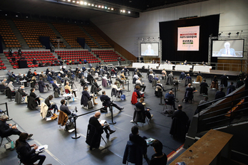 La Mancomunidad celebró el 20 de marzo un consejo con aforo reducido -120 miembros- en el polideportivo  Lauga de Baiona. (Bob EDME)