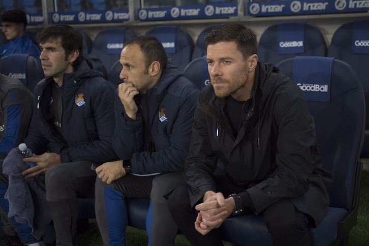 Xabi Alonso, en el banquillo de Anoeta en el derbi de filiales de 2019. (Juan Carlos RUIZ / FOKU)