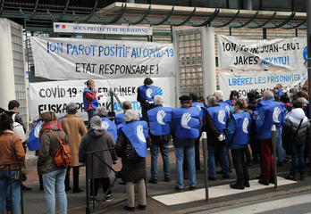Movilización ante la subprefectura de Baiona, el 20 de marzo, para exigir la inmediata liberación de Ion Kepa Parot. (Bob EDME)