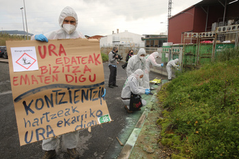 Activistas de Ekologistak Martxan han llevado a cabo la denuncia pública. (Oskar Matxin Edesa/FOKU)