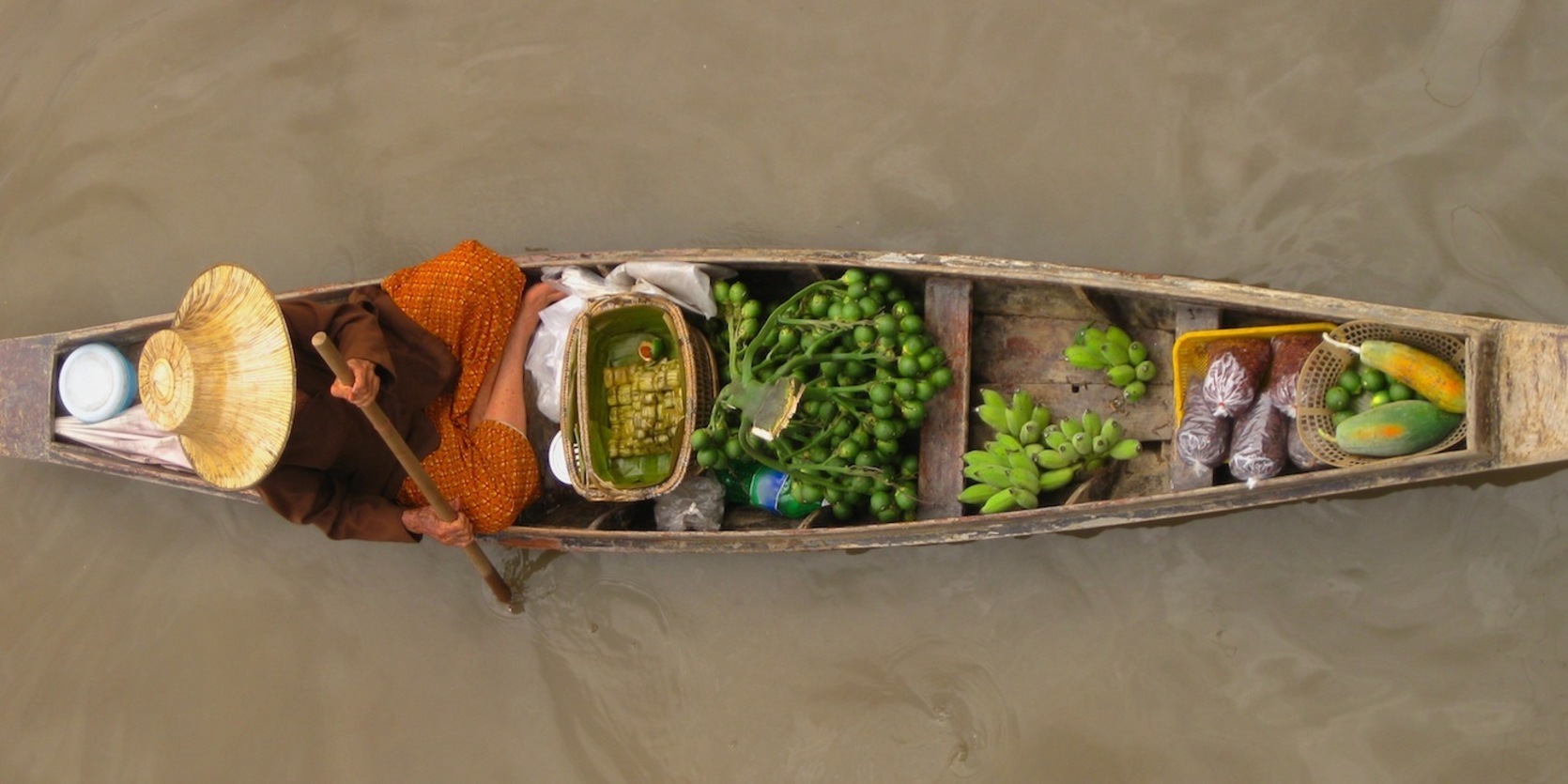 Una mujer con sus artículos en venta en el marcado flotante Damnoen Saduak, de Bangok. (Getty Images)
