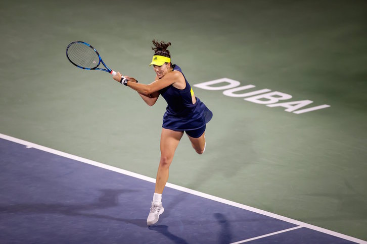 Garbiñe Muguruza devuelve una pelota en la final del torneo de Dubai que terminó ganando. (DUBAI TENNIS CHAMPS)
