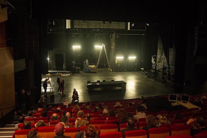 Baionako Michel Portal antzokian 110 bat kulturgile elkartu dira egoerari buruz gogoetatzeko. (GUILLAUME FAUVEAU)