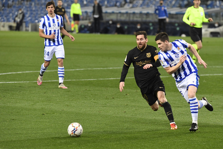 Zubeldia persigue a Messi, que marcó dos de los seis goles del Barcelona. (Gorka RUBIO/FOKU) 