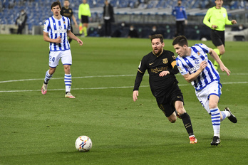 Zubeldia persigue a Messi, que marcó dos de los seis goles del Barcelona. (Gorka RUBIO/FOKU) 