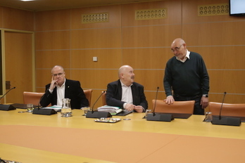 Representantes del PNV en la Ponencia conversan con uno de los parlamentarios del PSE. (Endika PORTILLO/FOKU)