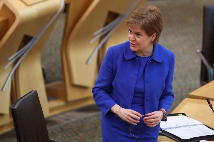 Nicola Sturgeon, durante un discurso en el Parlamento escocés. (Russell CHEYNE/POOL/AFP)