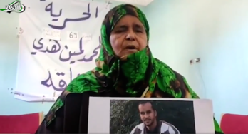 Imagen del vídeo de la TV Saharaui en el que la madre del preso alerta de su situación. (@rasd_TVOficial)
