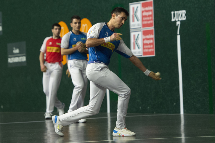 Mikel Urrutikoetxea ha reaccionado a tiempo. (Monika DEL VALLE/FOKU)