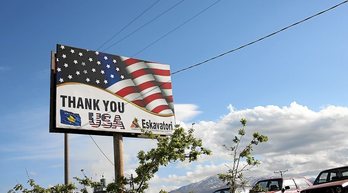 Cartel en Kosovo en agradecimiento al papel jugado por EEUU. (Miguel Fernández Ibáñez)