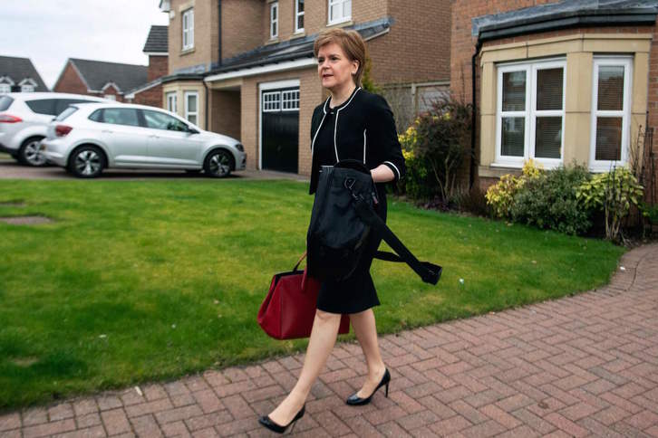 Sturgeon, saliendo de su domicilio en Glasgow. (Andy BUCHANAN / AFP)
