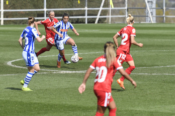 Kiana Palacios conduce el esférico en el último duelo frente al Sevilla. (Gorka RUBIO / FOKU)