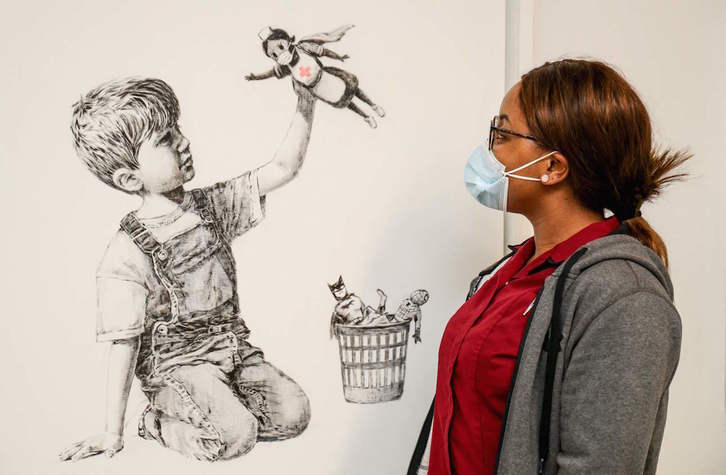 La obra ‘Game Changer’ de Banksy se ha vendido por más de 19 millones. (Stuart MARTIN / AFP)