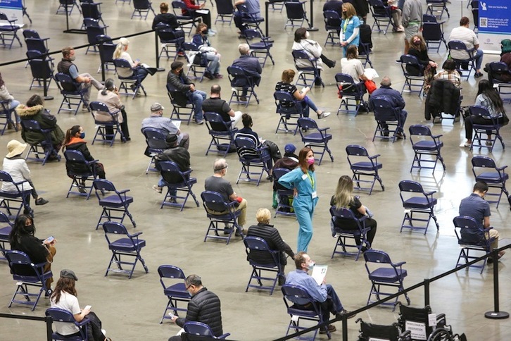 Vacunación comunitaria con la fórmula de Pfizer contra el covid-19 en la ciudad de Seattle (EEUU) el 13 de marzo. (Jason REDMOND | AFP)