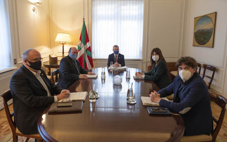 El lehendakari, Iñigo Urkullu, se ha reunido con la representación de la coalición PNV-PSE. (IREKIA)