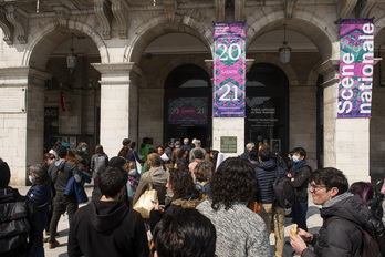 Kurtul arloko eragileek biltzar nagusia antolatu zuten martxoaren 22an Baionako herriko etxearen aitzinean. © Guillaume Fauveau