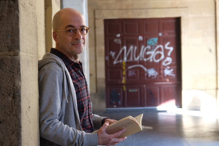 Mikel Taberna, ‘Arkanbele kantak’ poema liburuarekin. (Jon URBE/FOKU)