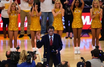 Imagen de Elgin Baylor de 2014, en la media parte de un duelo entre Los Angeles Lakers y Golden State Warriors. (Frederic J: BROWN / AFP PHOTO)