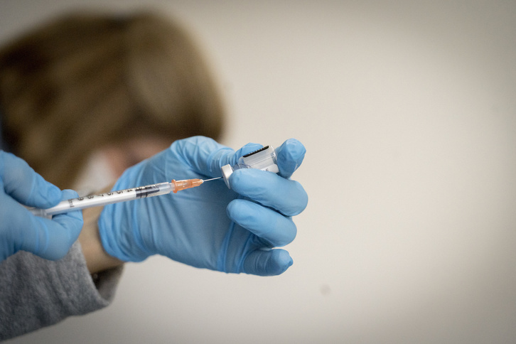 Una sanitaria prepara una dosis de una vacuna contra el covid-19. (Gorka RUBIO/FOKU)