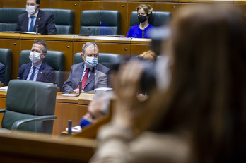 El consejero Pedro Azpaizu en el Parlamento de Gasteiz. (Jaizki FONTANEDA/FOKU)