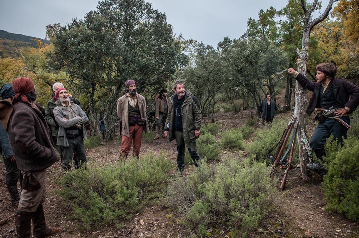 Enrique Urbizu (en el centro) durante el rodaje gaditano. (NAIZ)