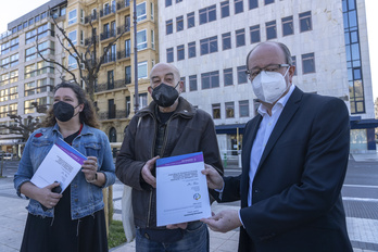 Eneko Etxeberria, hermano de «Naparra», ha recibido el informe de Lakua y la UPV. (Andoni CANELLADA | FOKU)