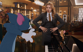 El gato Tom, Chlöe Grace Moretz y el ratón Jerry en el hotel de los líos. (NAIZ)