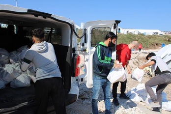 Reparto de leche y fruta en el campo de Kara Tepe, en Lesbos.