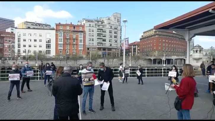 Concentración de Beste Bi en el Arenal de Bilbo. (@BesteBi_PSHbiz) ()