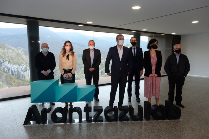 Arantzazulab-eko zuzendaritza batzordeko kideak, laborategi berriaren aurkezpenean. (Jon URBE/FOKU)