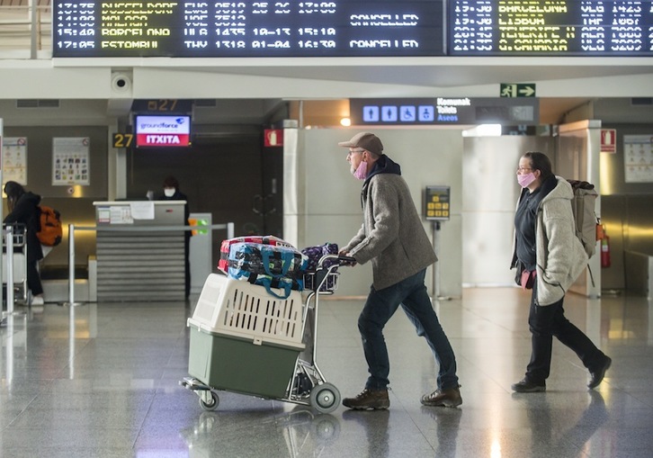 El aeropuerto de Loiu, en marzo de 2020, días después de entrar en vigor el estado de alarma. (Marisol RAMIREZ | FOKU)