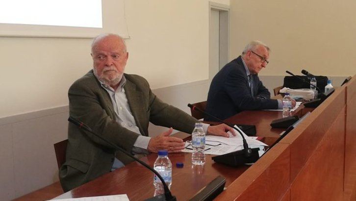 José Antonio Martín Pallín e Iñaki Lasagabaster, en su conversación en Bizkaia Aretoa. (SARE)