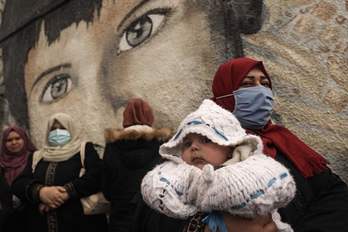 Mujeres palestinas en una protesta contar los recortes en la distribución de comida ante la sede de la agencia de la ONU en Gaza. (Mohammed ABED/AFP)