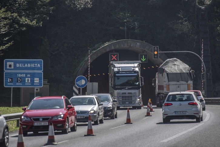 Circulación en ambos sentidos en el túnel de Belabieta a causa de un desprendimiento en verano de 2018. (Gorka RUBIO | FOKU)