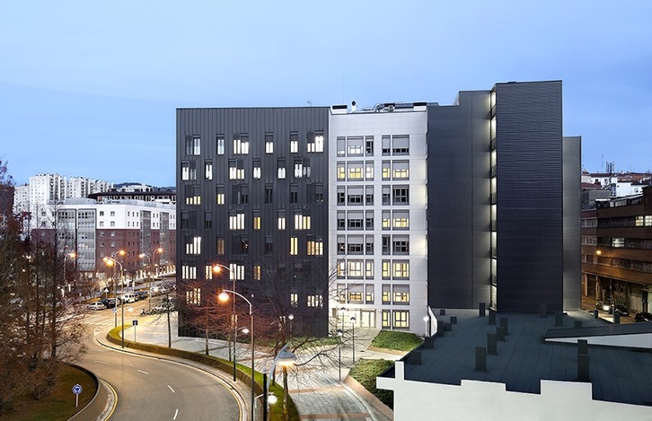 Fachada de las viviendas dotacionales construidas en Amezola.