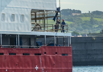Bi behargin, Zamakonaren Santurtziko instalazioetan lanean. (Marisol RAMIREZ/FOKU)