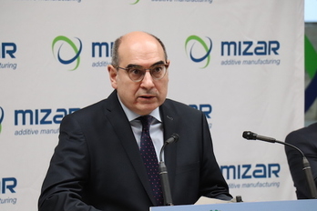 Jon Darpón, cuando era consejero, en una visita oficial a Mizar, empresa participada por Keralty. (IREKIA)