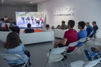 Seguimiento del Tour desde el estudio de NAIZ Irratia. (Jon URBE/FOKU)